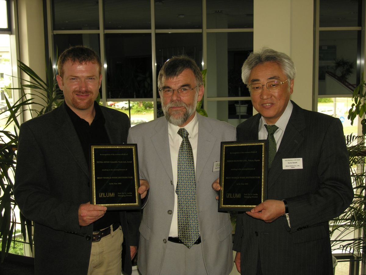 Mr. Moshe Shmilovitz (Tetrasense Scientific Tools, Israel, left) and Mr. Kunio Sasaki (Nihon Rufuto, Co., Ltd., Japan, right), Prof. Lerche, MD of LUM GmbH files/Presse/LUM-On track of the tiger_rgb.jpg